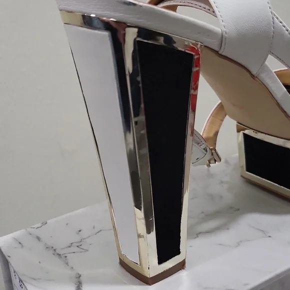 GUESS - Picture 6 of 10